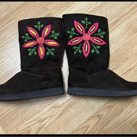 Boots - Picture 3 of 3